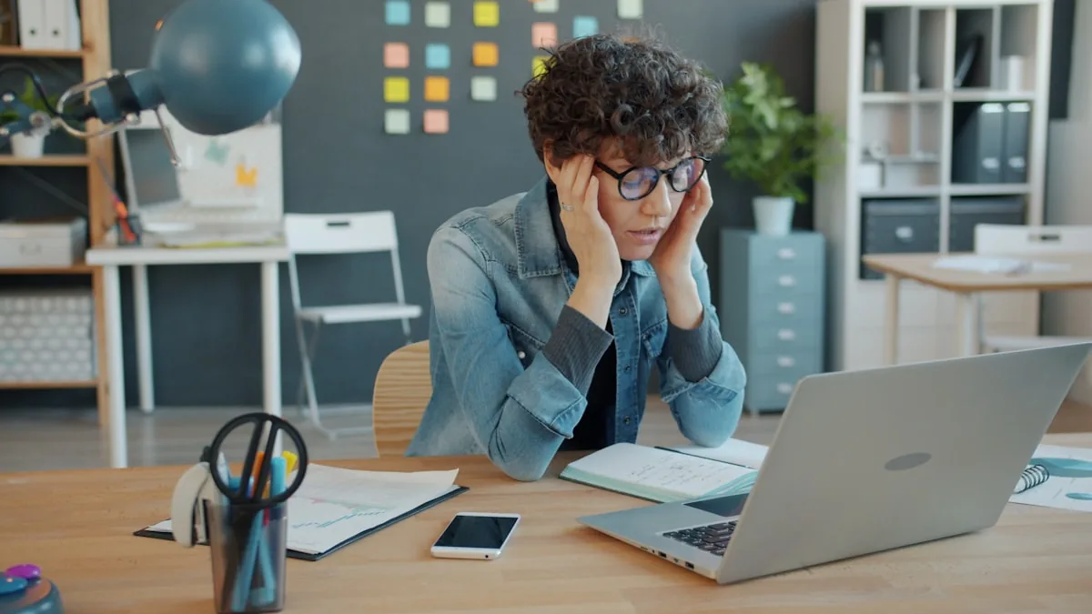 Comercial estresado con un CRM desordenado y prospección fría infructuosa